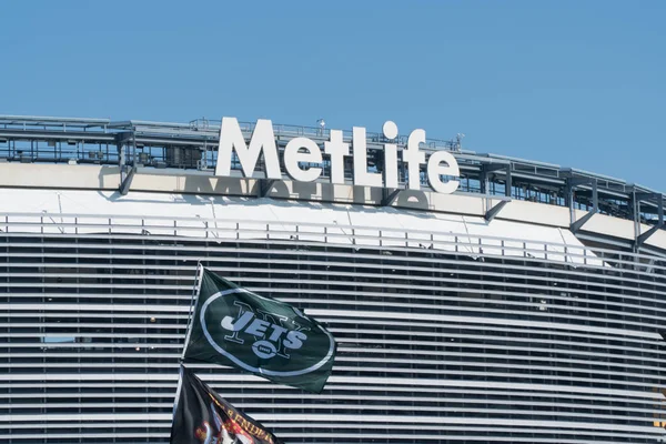 New York Jets football team flag waves in wind during parking lot tailgate outside Metlife Stadium before season game — Stock Photo, Image