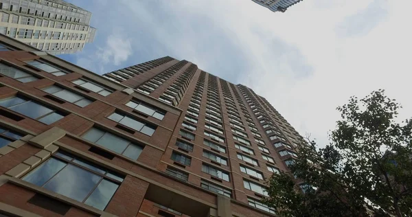 Straight up vertical view establishing photo of generic office or luxury real estate apartment building DX day time. Skyscraper tower towards blue sky with clouds — Stock Photo, Image