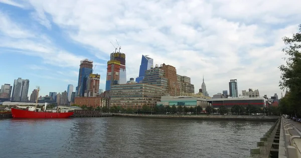 Vue large des projets de construction de gratte-ciel du centre-ville de Manhattan surplombant les jetées de l'Hudson par une belle journée nuageuse — Photo