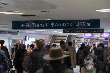 Penn Station kalabalık rush hour cooridor işareti altında aracılığıyla New Jersey Transit Amtrak Long Island demiryolu tren için yürüyüş sırasında