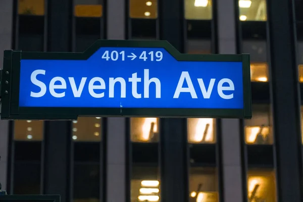 Settima Avenue illuminato segno di notte a Manhattan New York City. Segnale stradale direzionale per i conducenti di navigare attraverso le strade in centro città — Foto Stock