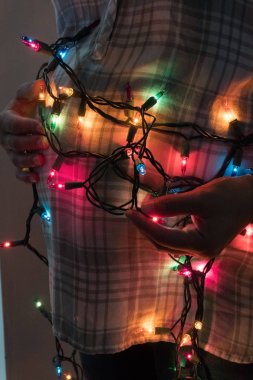 Noel ışıkları tatillerde doğmak için bir Aralık bebek expecitng sembolize hamile anne karnına önünde düzenlenen. Aileler için heyecan verici zaman