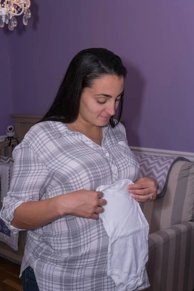 Beautiful Pregnant New Mommy Folding Baby Onesie Her Tummy Prepare — Stock Photo, Image