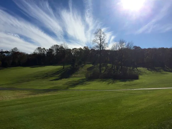 Beatufiul Widok Patrząc Fairway Się Wzgórzu Pole Golfowe Późnym Popołudniem — Zdjęcie stockowe