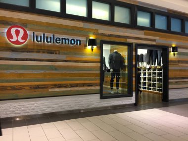 Long Island, Ny - 2017 yaklaşık: Lululemon atletik giyim apparal perakende mağaza alışveriş merkezi konumu önünde