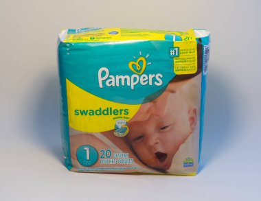 Amerika Birleşik Devletleri, Circa 2018: pampers yenidoğan bebek boyutu bebek bezi ambalaj ürün fotoğraf beyaz arka plana karşı. Açıklayıcı editoryal