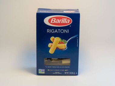 Amerika Birleşik Devletleri, Circa 2018: beyaz arka plana karşı Barilla marka Rigatoni makarna kutusu ürün fotoğrafı. Açıklayıcı editoryal