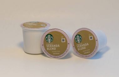 Amerika Birleşik Devletleri, Circa 2018: Starbucks markası veranda karışımı lezzet kahve Keurig sistemi K bardak beyaz arka plana karşı. Açıklayıcı editoryal ürün fotoğrafı