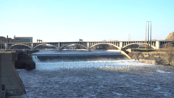 密西西比河4K 视频拍摄从明尼阿波利斯明尼苏达大桥在晴朗的冬季一天 旅游和休闲的人走在许多桥梁连接双胞胎城市 虽然美国中西部 — 图库视频影像