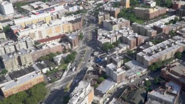 Hava görünümünü yükü kentsel New York City semt mahalle. Gün zaman Dx dış kuşlar atış kaba yüksek suç alanının kurulması görünümü göz. Karayolunda trafik Merkezi çerçeve