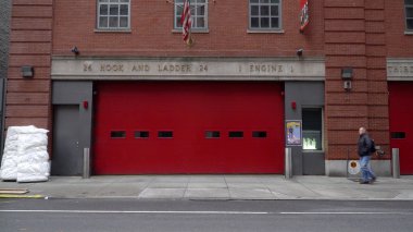 New York City, 2018 yaklaşık: atış Nyc itfaiye Fdny kanca ve merdiven motoru şirket ev kurma. Kırmızı garaj dışında sokaktan görüntülemek