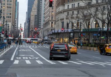 New York City - 2018 yaklaşık: herald Meydanı ile cadde üzerinde sürüş Manhattan sokak görünümü sabah trafik