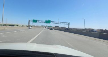 New York City otoyol yeşil yol işaretleri yaklaşım Queens Long Island için gün süre içinde seyahat için Throgs boyun köprü Nakitsiz otoyol süspansiyon yapısı POV açık araba görünümünü