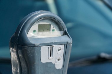 Genel bir şehir sokak Parkmetre ödemek. Jeton atın araç çok veya boşluk bırakmak için zaman satın almak için