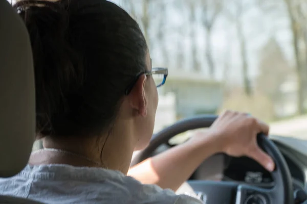 在农村公路上开车的时候 波夫少年女孩在肩膀上开车 Ots — 图库照片
