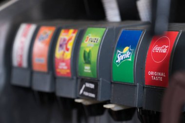 New York City, Circa 2019: Coca Cola marka soda fıskiyesi, çeşitli karbonlu içecek muslukları, şurup ve köpükle karıştırılmış su.