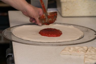 Lezzetli küçük bir pizza New York 'ta eski usul İtalyan göçmenler tarafından hazırlanıyor. Yemek siparişi için müşteri siparişi veren çok çalışan bir İtalyan göçmen tarafından.