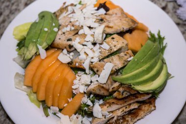 Lezzetli ve sağlıklı bir salata. Restoran masasının üstünde ana yemek ya da aperatif yemek için sunum. Yemek sırasında beş yıldızlı lokantada leziz bir sipariş.