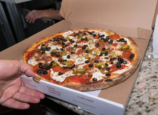 Leckere Frische Pizza Heiß Aus Kohle Feuer Ziegel Lieferbox Herausnehmen — Stockfoto
