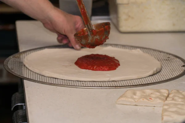 Uma Deliciosa Torta Pizza Pequena Sendo Preparada Nova York Pizzaria — Fotografia de Stock