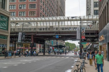 Chicago, Illinois, Usa - 2019 dolaylarında şehir merkezindeki cadde kavşağı sabah trafiğinin yoğun olduğu saatte binaların önünden geçen bir döngü treni görülüyor.