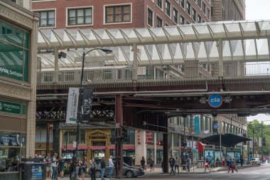 Chicago, Usa - 2019 dolaylarında Chicago şehir merkezindeki tren sabah trafiği sırasında istasyonda durdu..