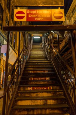Gece görüşü yükseltilmiş tren istasyonuna çıkan karanlık merdivenleri gösteriyor. Terk edilmiş, gizemli ve korkutucu yerin üzerine işaret koyma.
