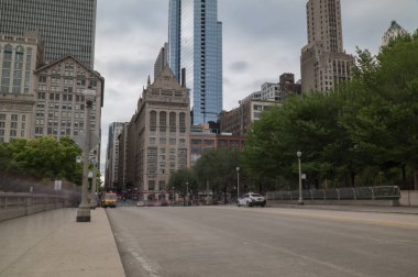 Chicago, Usa - 2019 Çevresi: Chicago şehir merkezindeki yol kenarına bakın gündüz vakti parkın dışındaki gökyüzüne doğru...