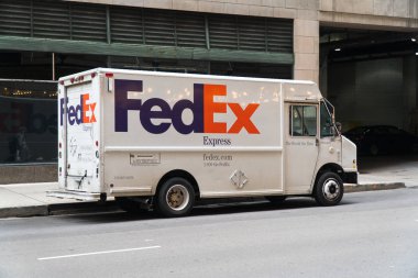 Chicago, Usa - 2019 dolaylarında Fedex ekspres kamyonu şehir yolunda park halinde ofis binalarına teslimat yapıyor. 