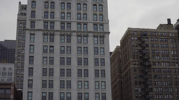 典型的白天拍摄城市公寓楼正面的时间 为安全起见 在立面外的防火通道 — 图库照片
