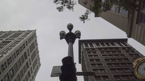 昼間の一般的なアパートの建物の垂直方向のビューをまっすぐにします アメリカの建築都市で撮影を確立する典型的なDx — ストック写真