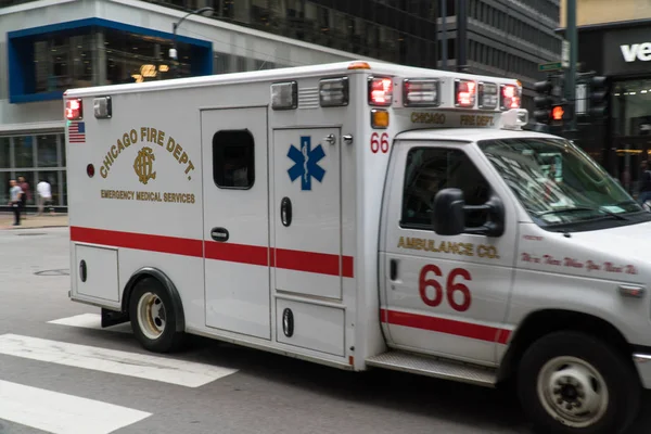 Chicago Usa Circa 2019 Chicago Polis Ambulans Rusar Genom Centrum — Stockfoto