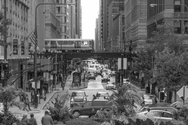 芝加哥 Usa Circa 2019 当L线列车在早上高峰时间通过时 在摩天大楼之间的芝加哥市中心街道的日间外部视图 黑白复古照片 — 图库照片