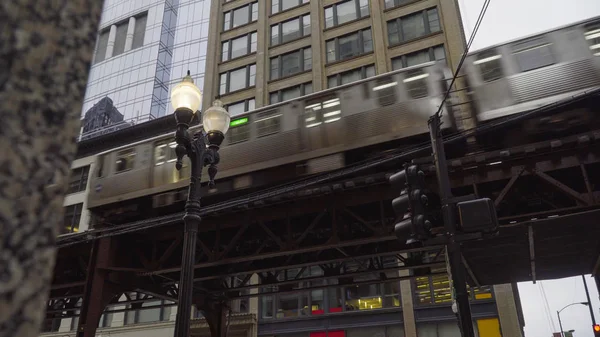 Chicago Tren Día Tiempo Exterior Estableciendo Tiro Frente Los Edificios —  Fotos de Stock