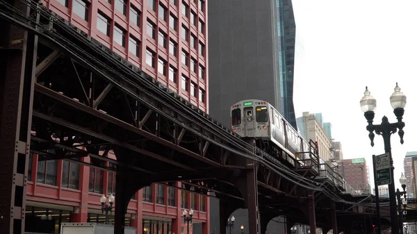 Chicago Tren Día Tiempo Exterior Estableciendo Tiro Frente Los Edificios — Foto de Stock