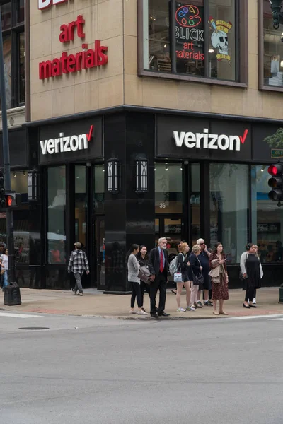 芝加哥 Usa Circa 2019 白天繁忙的城市街角的Verizon无线商店 — 图库照片