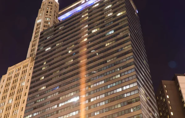 芝加哥 Circa 2019 夜间室外拍摄一张大城市市区公寓或办公楼的照片 用来照亮天际 — 图库照片