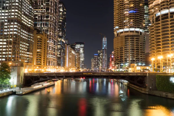 Noche Exterior Establecer Tiro Con Vistas Chicago Frente Río Zona — Foto de Stock