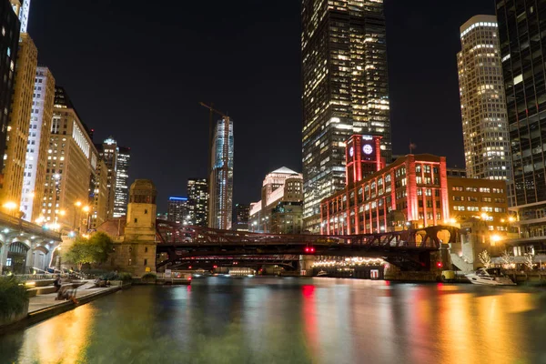 Noc Zewnętrzna Ustanowienie Strzał Widokiem Rzekę Chicago Przodu Obszaru Panoramą — Zdjęcie stockowe
