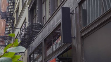 Şehir kaldırımında genel restoran barı dış cephesi kuruluyor. Gündüz vakti gece hayatı eğlence merkezi