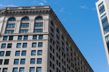 Şehir ofisinin ya da apartman binasının dış görüntülerini gündüz çekiyoruz. New York City tarzı mimari ama birçok modern şehir inşaatının tipik görüntüsü.