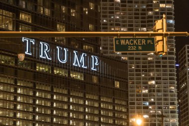 Chicago, Usa - 2019 dolaylarında Trump binası tabelası gece yarısı Wacker Bulvarı sokak tabelasının yanında Donald Trump 'a başkan olarak hakaret etmek için kullanıldı. Akılsız moron saygı görmüyor. 