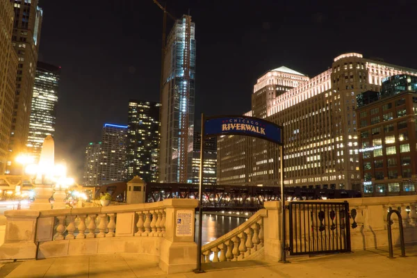 Чикаго Сша Примерно 2019 Году Ночной Вход Риверуолк Роскошным Многоквартирным — стоковое фото
