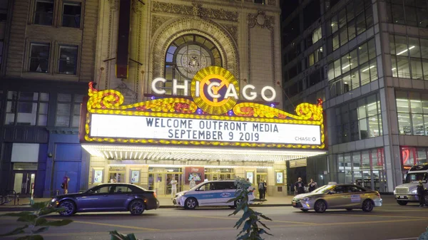 芝加哥 Circa 2019 位于市中心主办音乐会 魔术表演 舞台剧 喜剧和演讲的环路区中的芝加哥地标剧场的夜间外部照片 — 图库照片