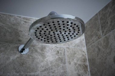 Banyo için krom metal aksesuarlar.