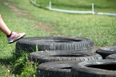 Yeşil çimlerin üzerinde duran araba lastikleri