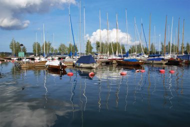 Mavi gökyüzünün altında bir yat var.