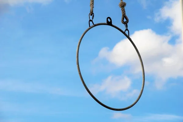 Anel Pendurado Uma Corda Contra Céu — Fotografia de Stock