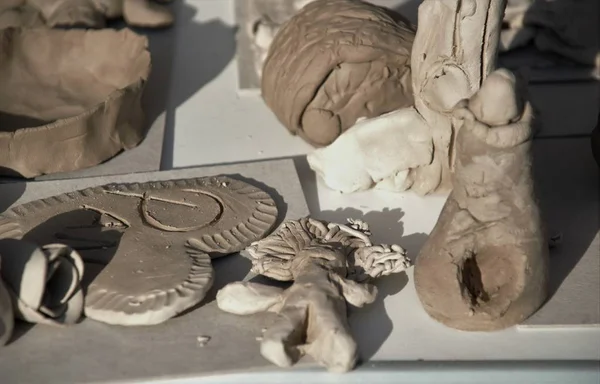 Plastik çocuk el sanatlarından eşyalar.