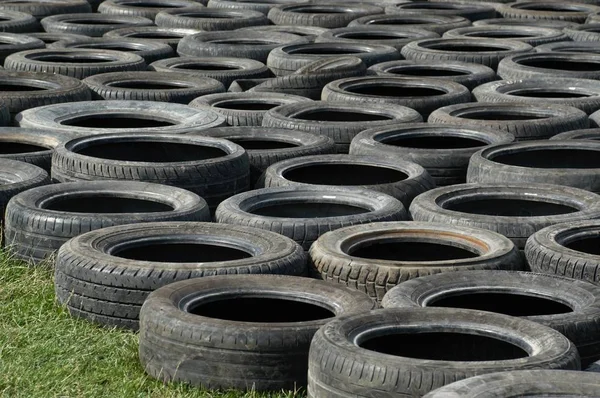 Neumáticos Coche Tumbado Hierba Verde —  Fotos de Stock